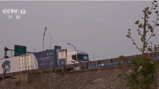 The hydrogen-powered heavy trucks in a long-distance cross-region transport test. /China Media Group