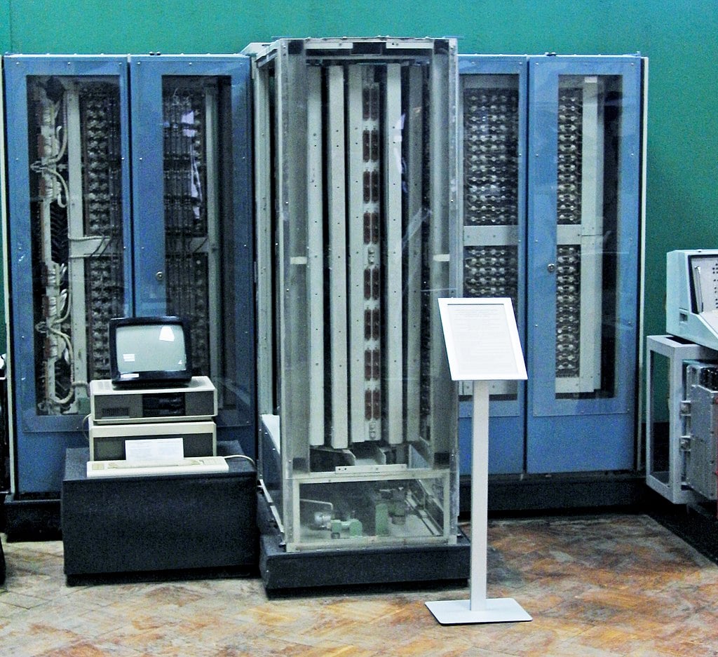 1024px-Moscow_Polytechnical_Museum,_Elbrus,_soviet_supercomputer_(4927170301)_(cropped).jpg