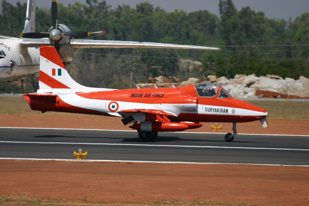 1280px-U2484_HAL_HJT-16_Kiran_Indian_Air_Force_(_Surya_Kiran_Aerobatic_Team_)_(8414605364).jpg