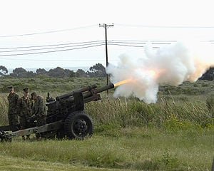 300px-M101-105mm-howitzer-camp-pendleton-20050326.jpg