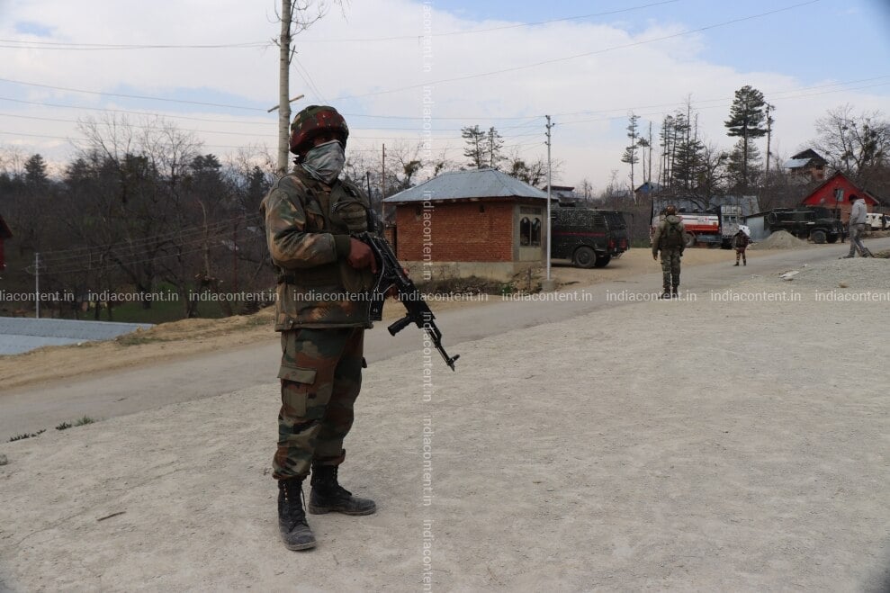 659-shot-of-military-men-after-encounter-in-jammu-and-image-88005500_20190401_193.jpg