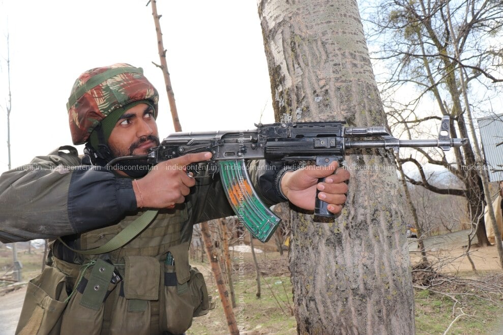 659-shot-of-military-men-after-encounter-in-jammu-and-image-88005500_20190401_194.jpg