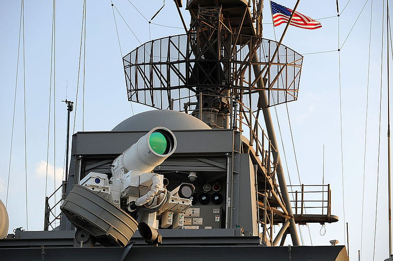 800px-Laser_Weapon_System_aboard_USS_Ponce_(AFSB(I)-15)_in_November_2014_(05).jpeg