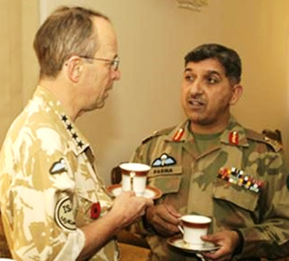 Ahmad_Shuja_Pasha_with_Admiral_Mike_Mullen,_December_2008.png
