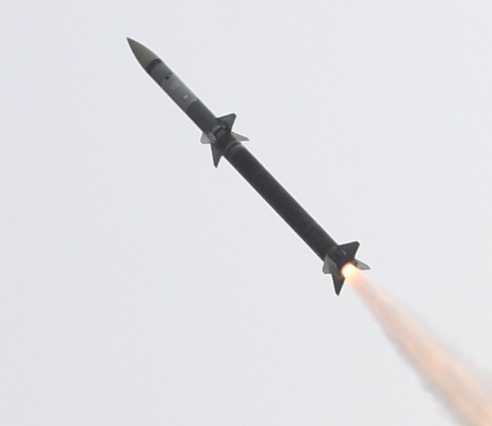 Akash-NG_missile_test_on_25_January_2021_(cropped).jpg