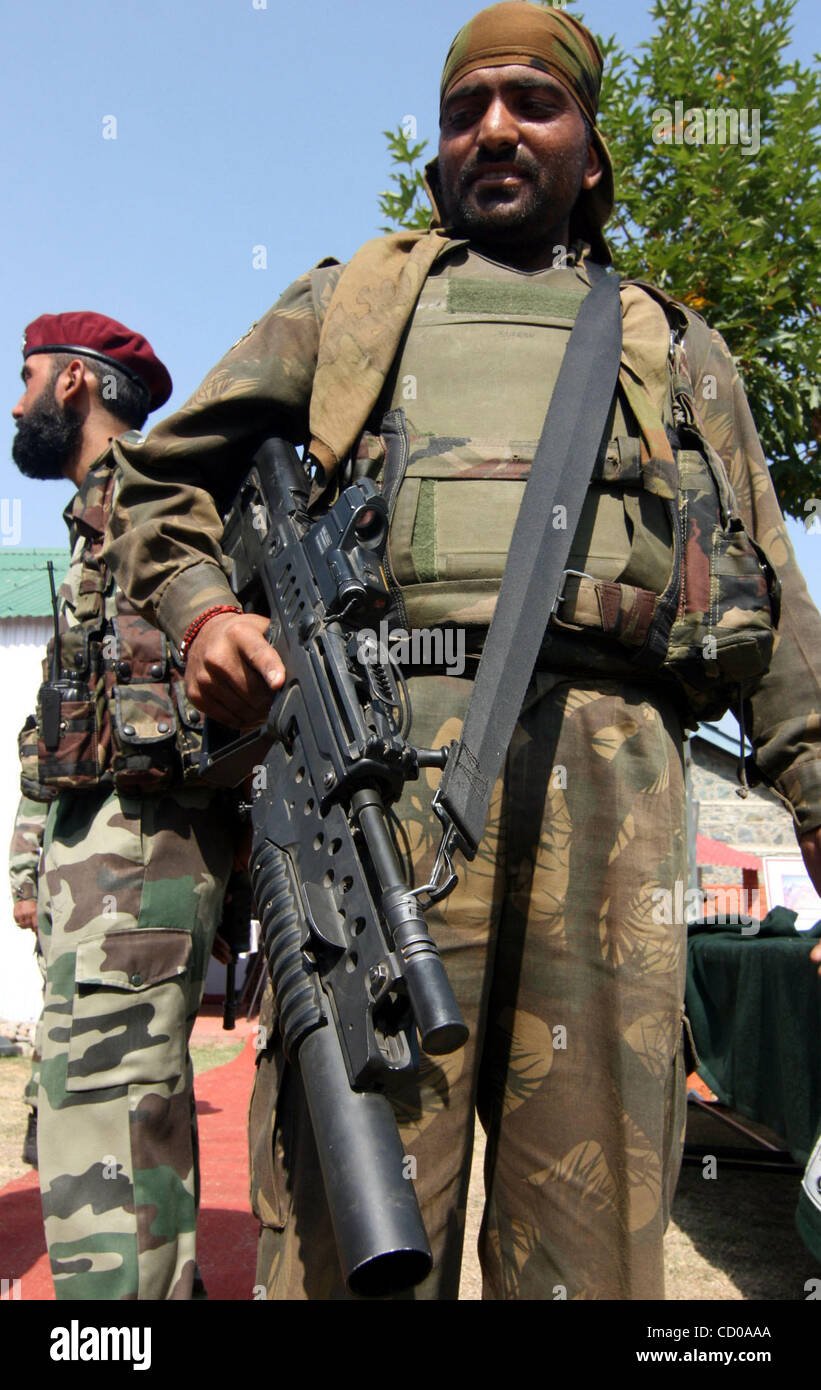 an-army-officer-displays-the-tavor-21-an-israeli-made-rifle-which-CD0AAA.jpg