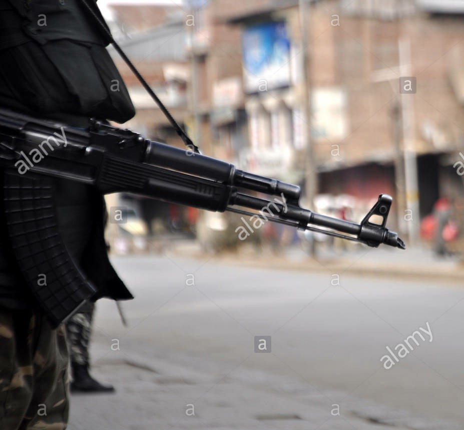 anantnag-india-9th-feb-2018-indian-government-forces-stand-guard-in-M34N00~01.jpg