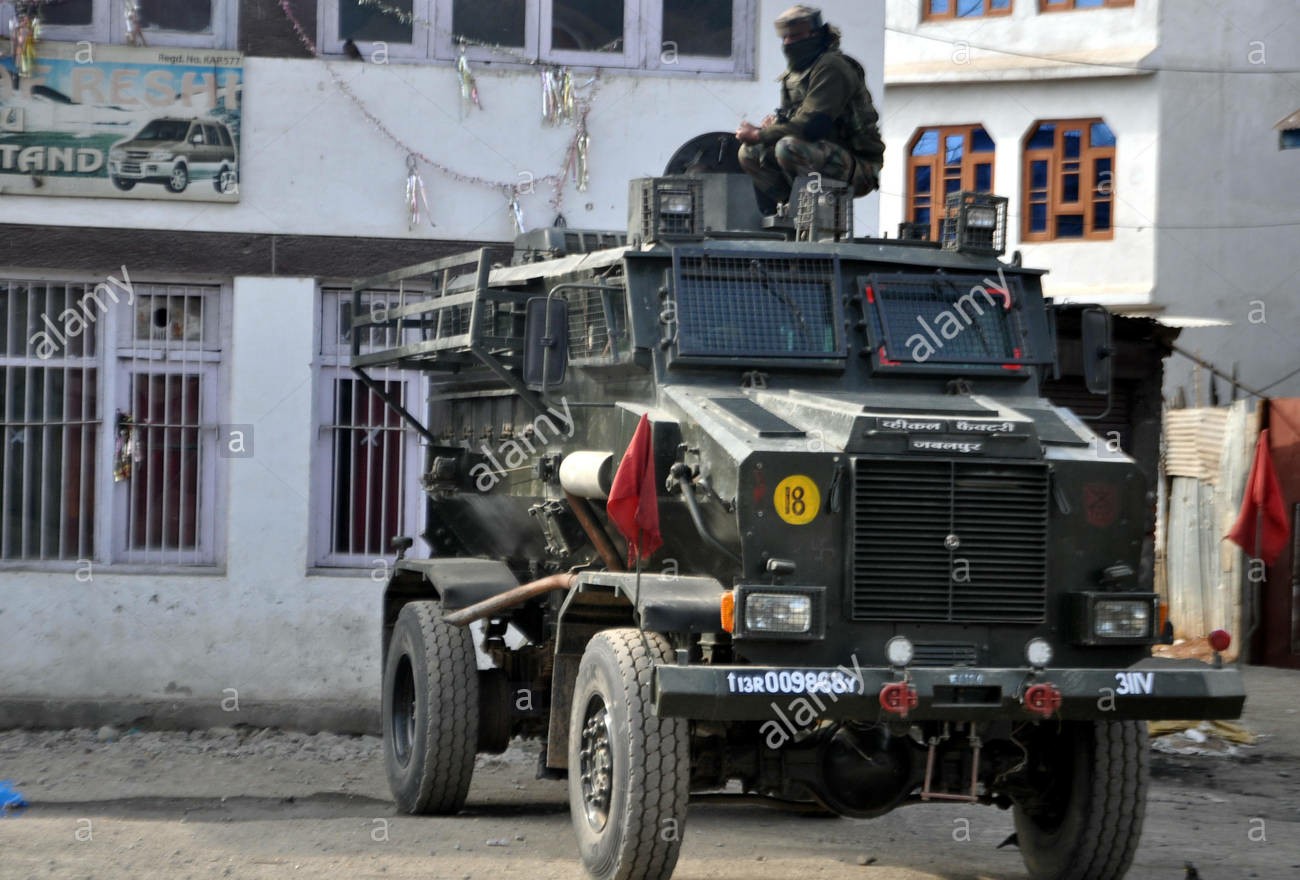 anantnag-india-9th-feb-2018-indian-government-forces-stand-guard-in-M34N0B~01.jpg