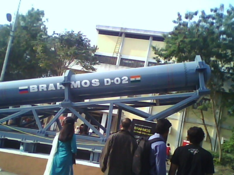 Brahmos_Missile_Launcher_D-02_Mobile_Autonomous_Launcher_(1).jpg