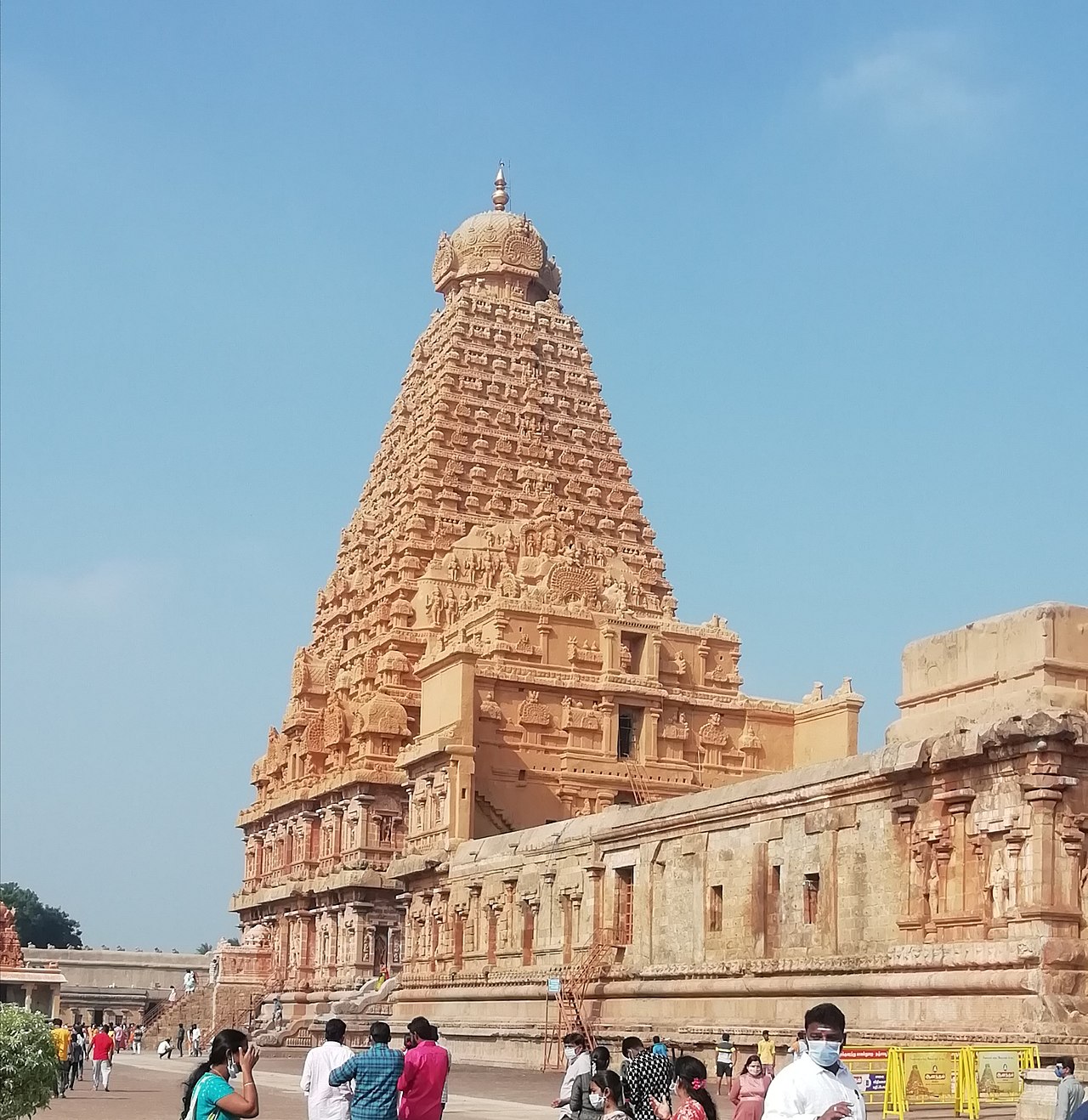 Brihadesvara_Temple,_Tanjavur,_India_02.jpg