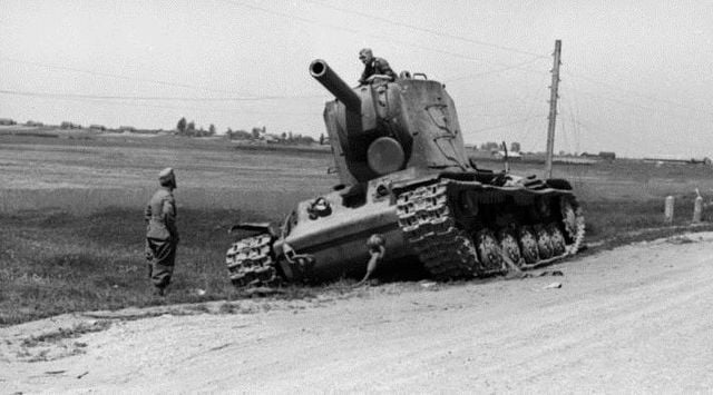 Bundesarchiv_Bild_101I-209-0091-11,_Russland-Nord,_russischer_Panzer_KW-2.jpg