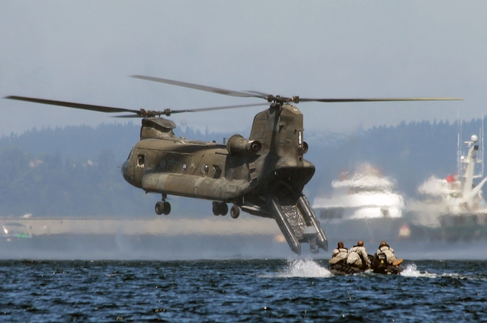 CH-47D_Chinook_helicopter_90-00185_Lake_Washington_3_August_2012_700x465.jpg