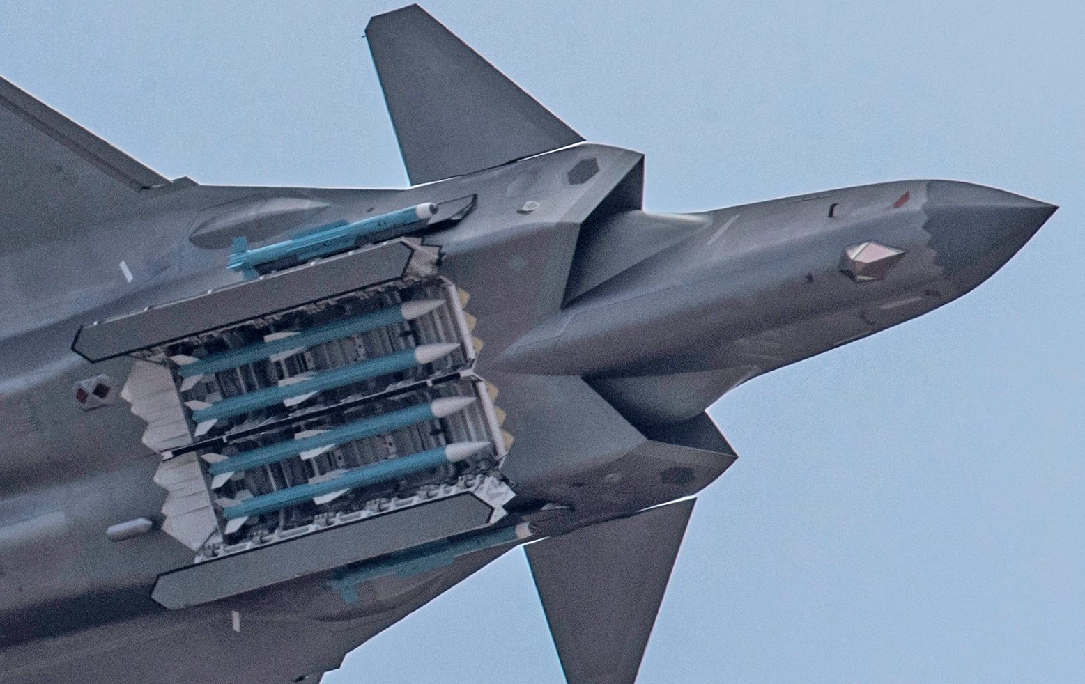 chinese-j-20-stealth-fighter-weapons-bay-zhuhai-2018-e1542745274193.jpg