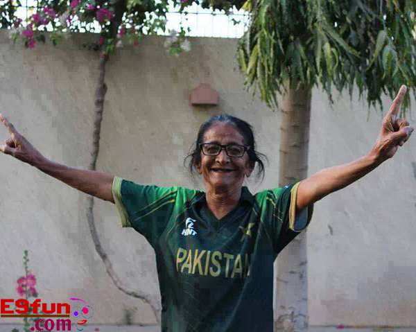 Funny-Pakistani-Grandmother-Copying-Shahid-Afridi-Style-Joke-Picture.jpg