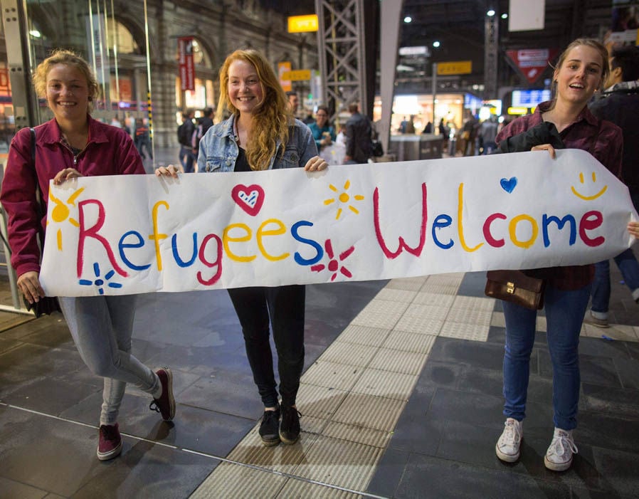 girls-welcome-refugees-1.jpg