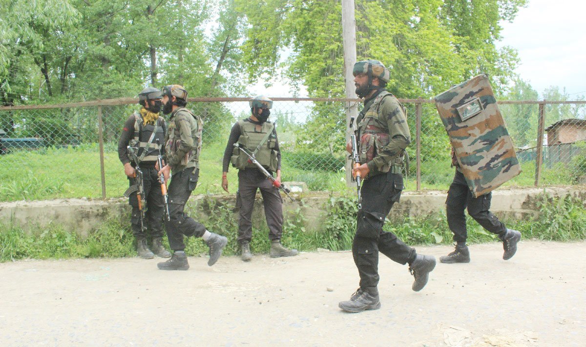 Government-forces-during-a-search-operation-in-Kashmir-6.jpg