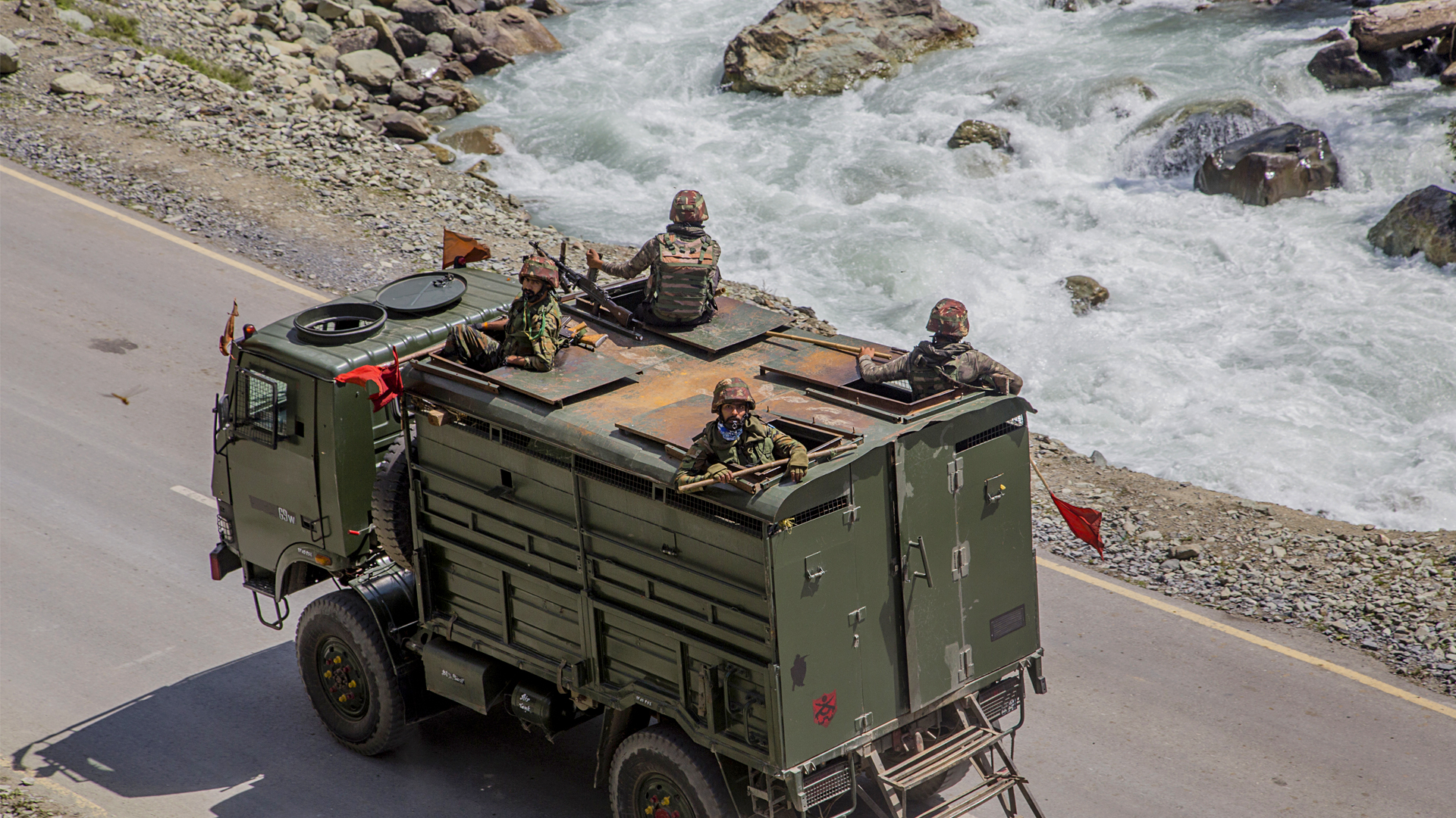 Indian-army-convoy-carrying-reinforcement-and-supplies.-Yawar-Nazir-.-Getty-Images.jpg