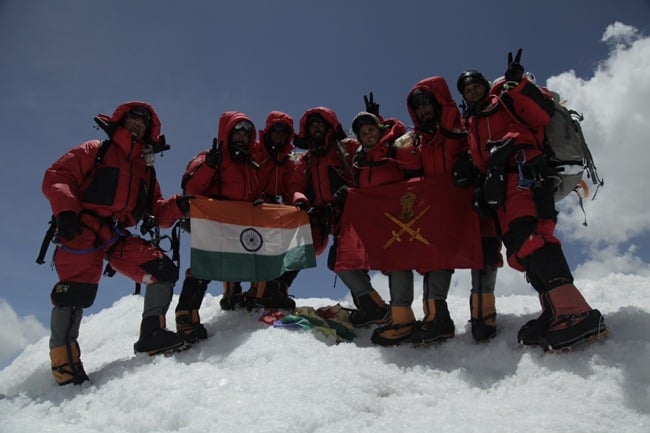 Indian-Army-Mount-Everest-Women-Officers-01_thumb[2].jpg