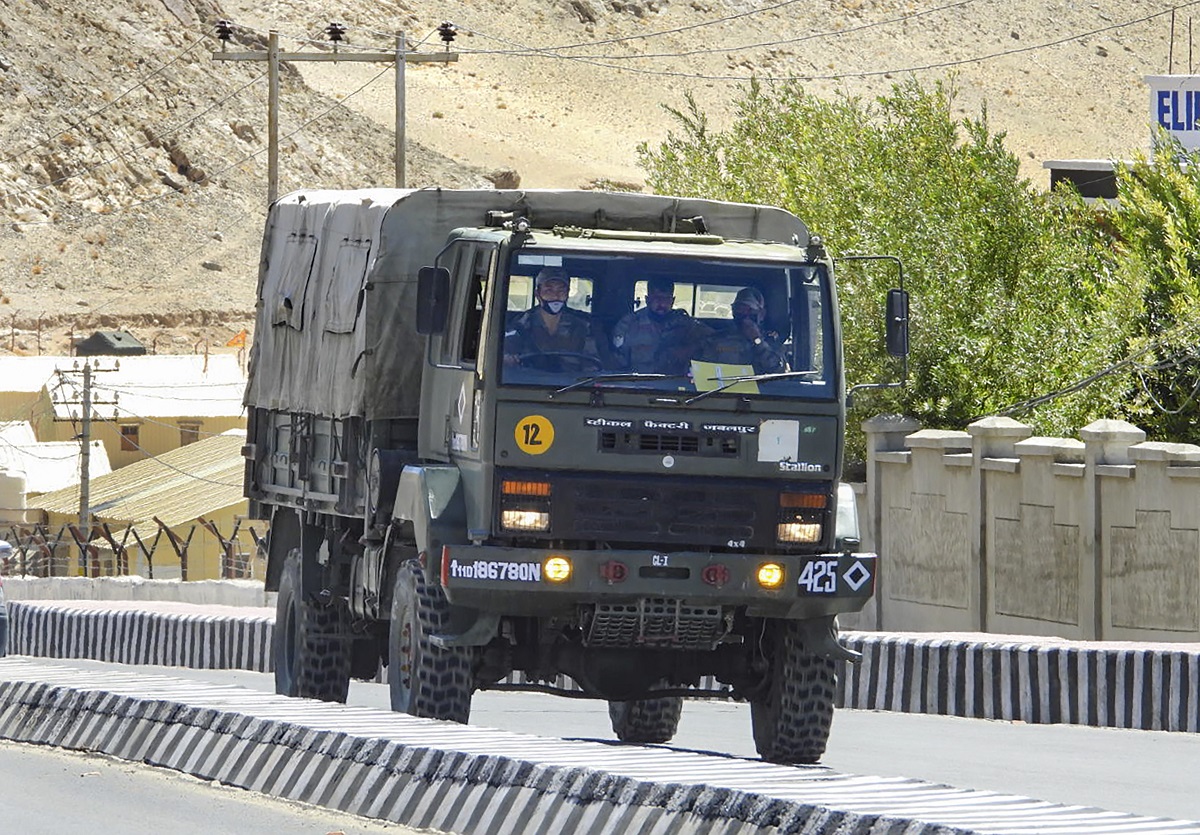 indian-army-vehicle-moving-towards-ladakh_1599043266.jpeg