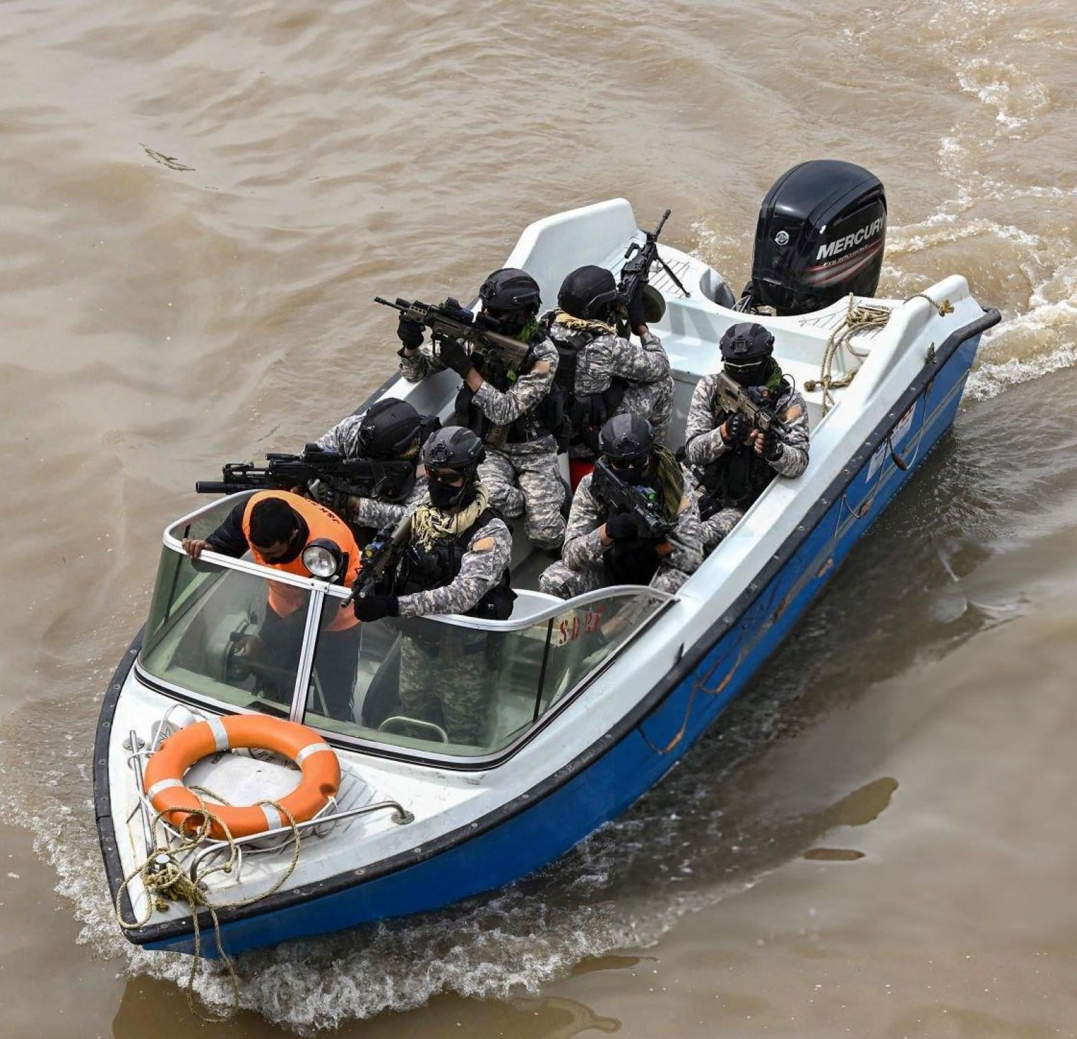 indian-navy-marcos-patrolling-dal-lake-srinagar-ahead-of-v0-zp17xheqsomc1.jpeg