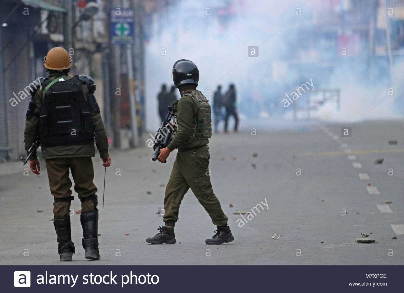 indian-policemen-moving-soon-as-clash-erupt-after-the-funeral-precession-M7XPCE.jpg