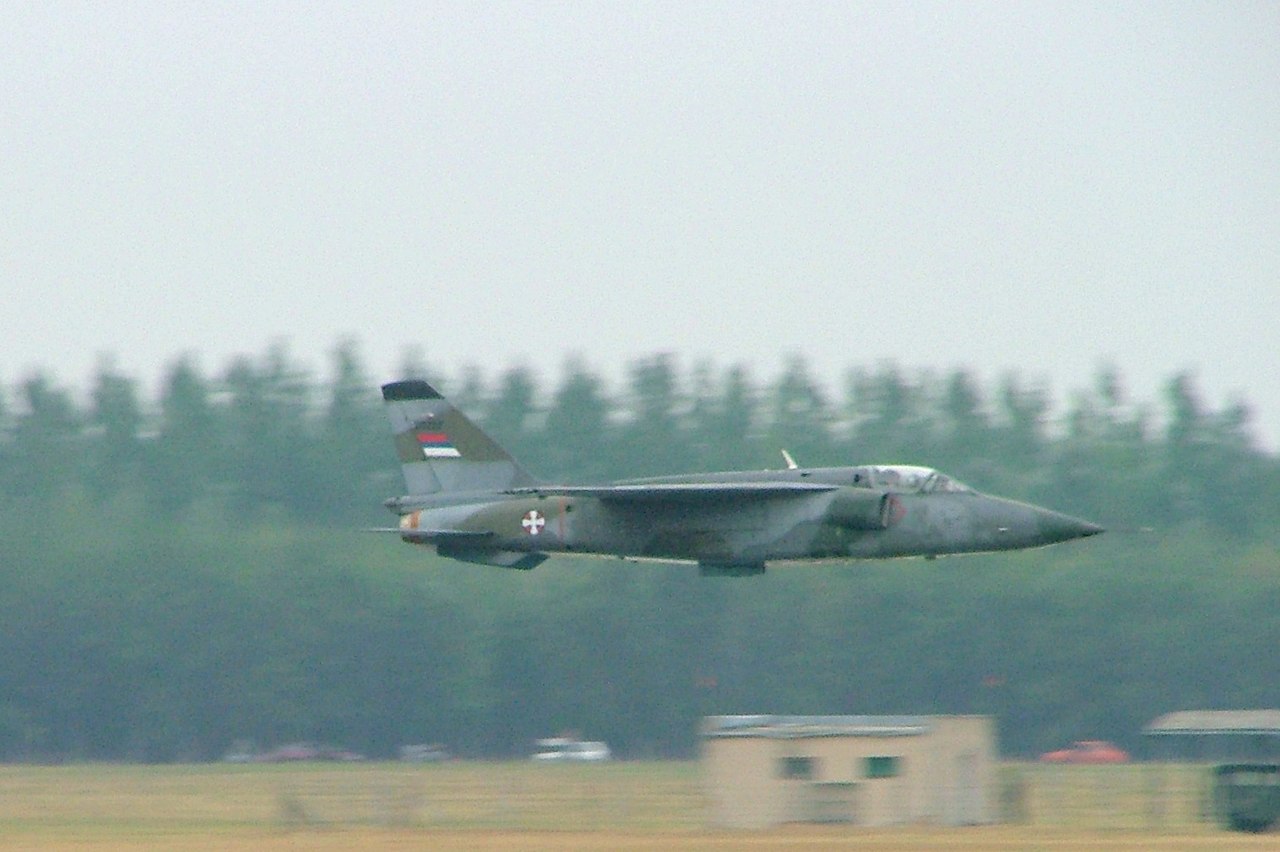 J-22_Orao_in_low_level_flight,_Kecskemét,_2007.jpg