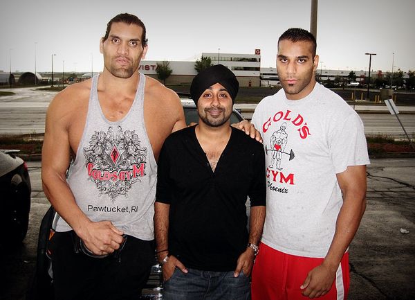 Jassi-Sidhu-with-The-Great-Khali-and-Jinder-Mahal-in-Toronto-CANADA.jpg