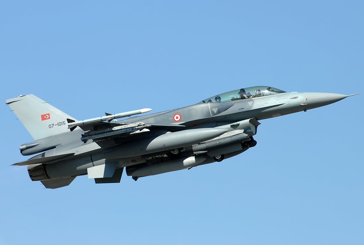 Lockheed_Martin_F-16D_Fighting_Falcon,_Turkey_-_Air_Force_JP7156596.jpg