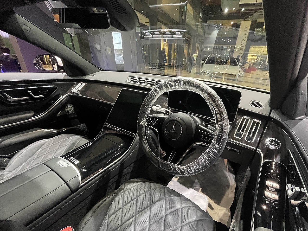 Mercedes-Benz_S_500_4MATIC_long_(V223)_interior.jpg