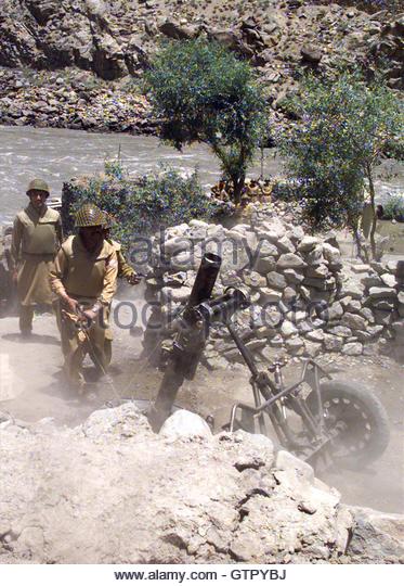 pakistan-soldiers-fire-mortar-as-they-respond-to-indian-shelling-at-gtpybj.jpg