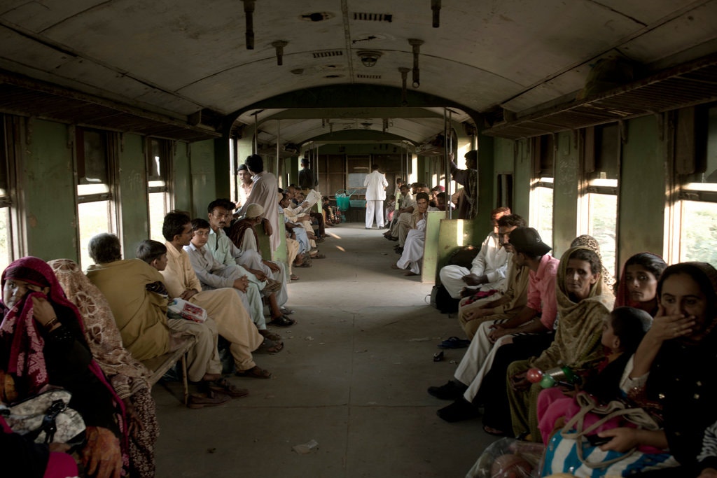 pakistan-train-crowd-jumbo.jpg
