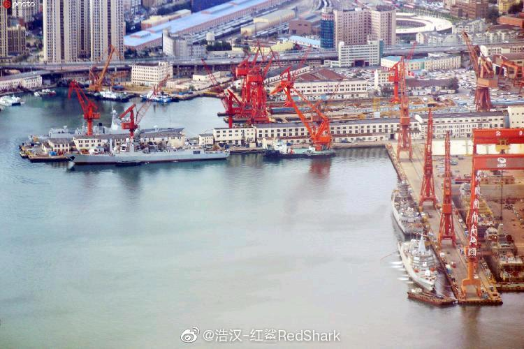 PLN Type 055 and Type 052DG at Dalian - 20190917 - 2.png
