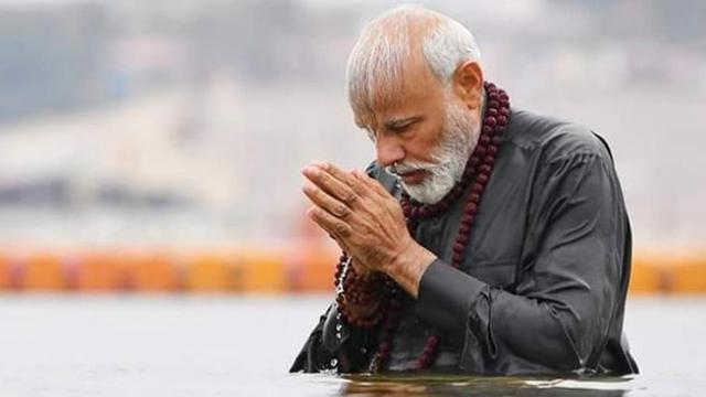 PM_Modi_takes_holy_dip_at_Kumbh_1551073697.jpg