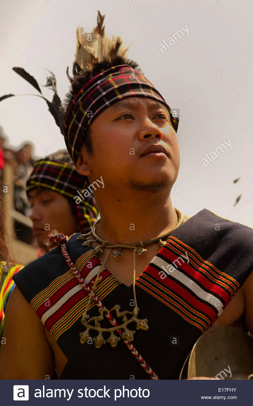 portrait-of-mizo-tribe-people-at-the-chapchar-kut-festival-wearing-E17FHY.jpg