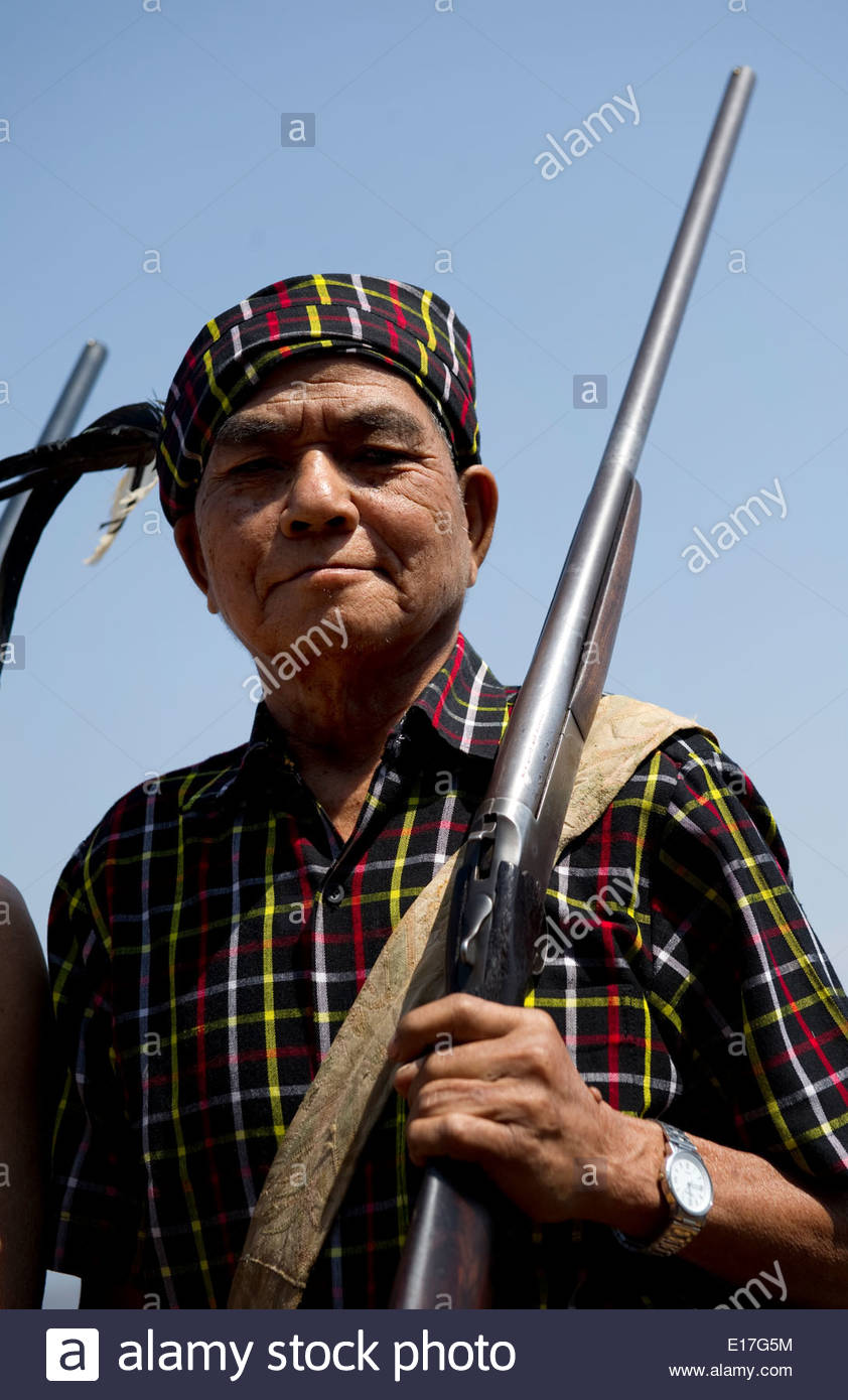 portrait-of-mizo-tribe-people-at-the-chapchar-kut-festival-wearing-E17G5M.jpg