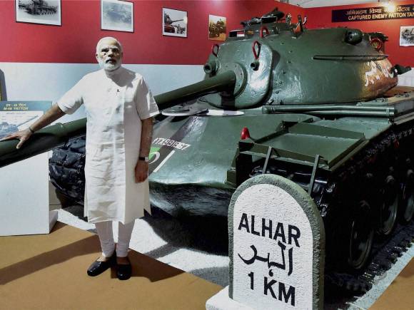 prime-minister-narendra-modi-poses-with-captured-pakistani-tanks-14425623639711.jpg