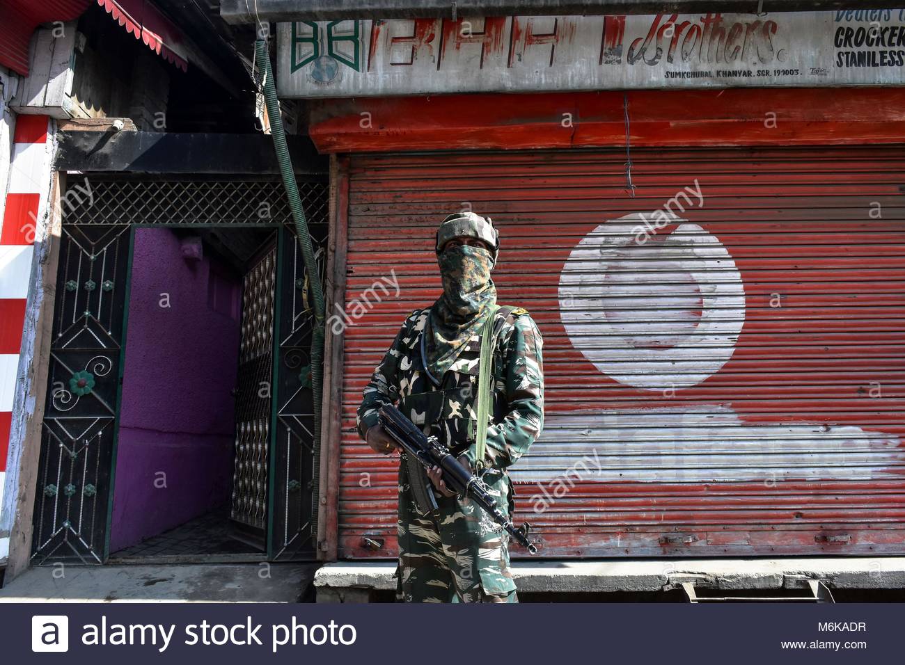 srinagar-india-5th-mar-2018-an-indian-paramilitary-trooper-stands-M6KADR.jpg