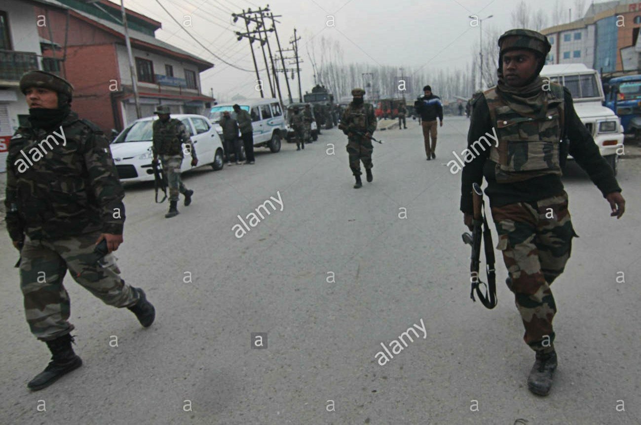 srinagar-kashmir-11th-december-2013-indian-army-soldiers-patrol-near-DM451H~01.jpg
