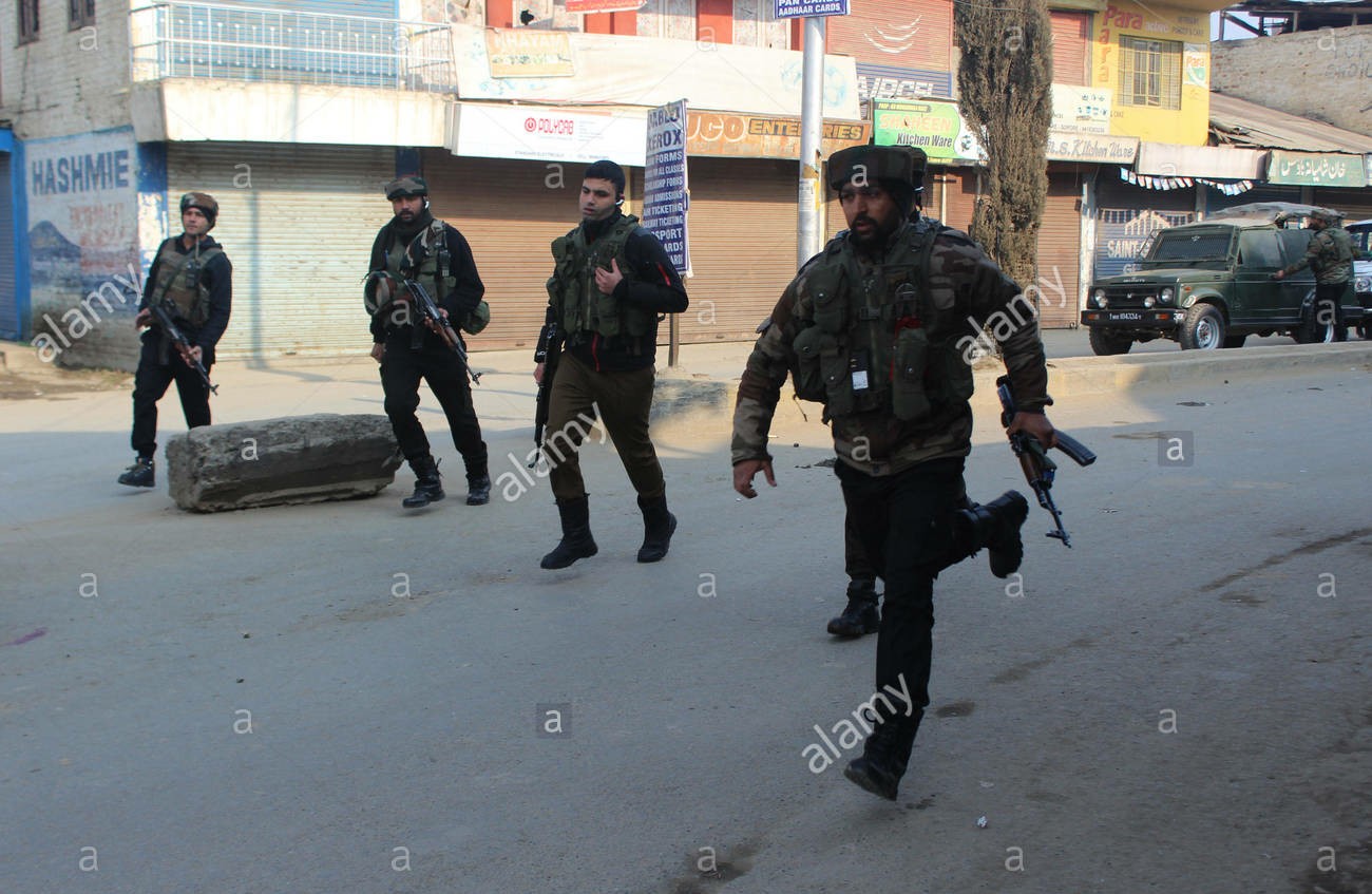 srinagarkashmir06january-indian-army-army-troops-arrive-on-the-scene-KWT2H5~01.jpg