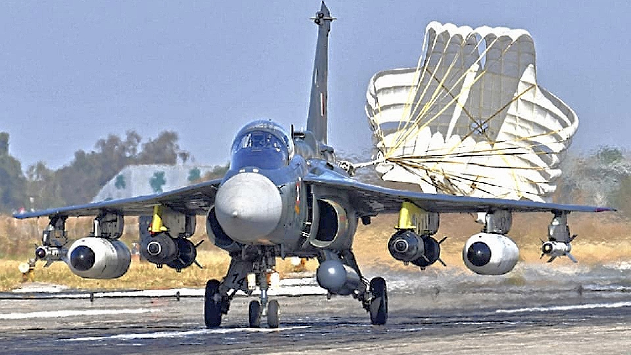 Tejas_tandem_bombs_&_midboard_drop_tanks.jpg