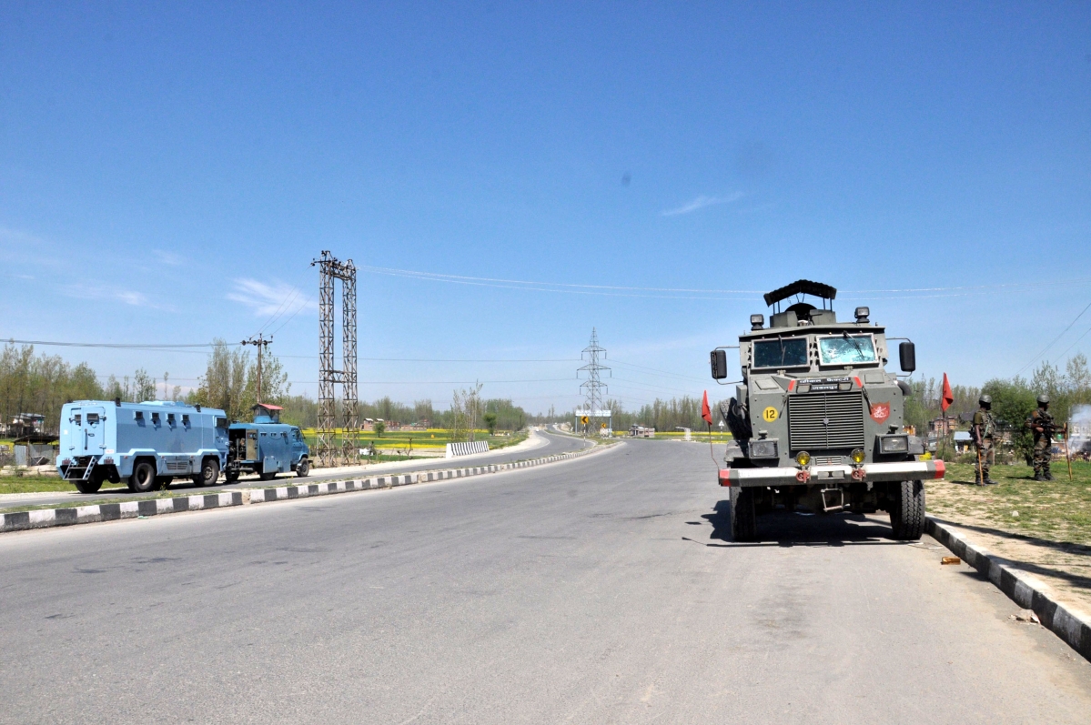 thequint_2019-04_62b7f422-218d-444a-a8d2-575b8263ec69_Forces_vehicles_deployed_on_Highway.jpg