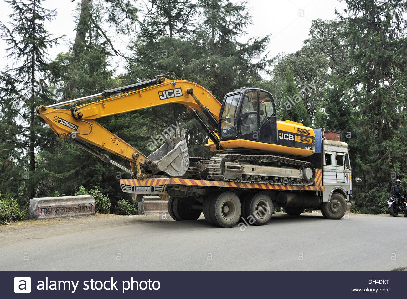 truck-carrying-loaded-with-jcb-crane-ranikhet-almora-uttarakhand-india-DH4DKT.jpg