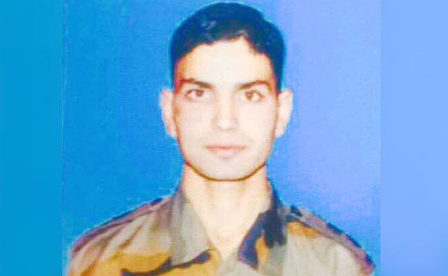 umar-fayaz-army-officer-killed_650x400_61494390005.jpg