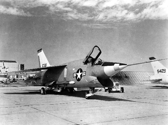 XF8U-3_Crusader_III_on_ground.jpg
