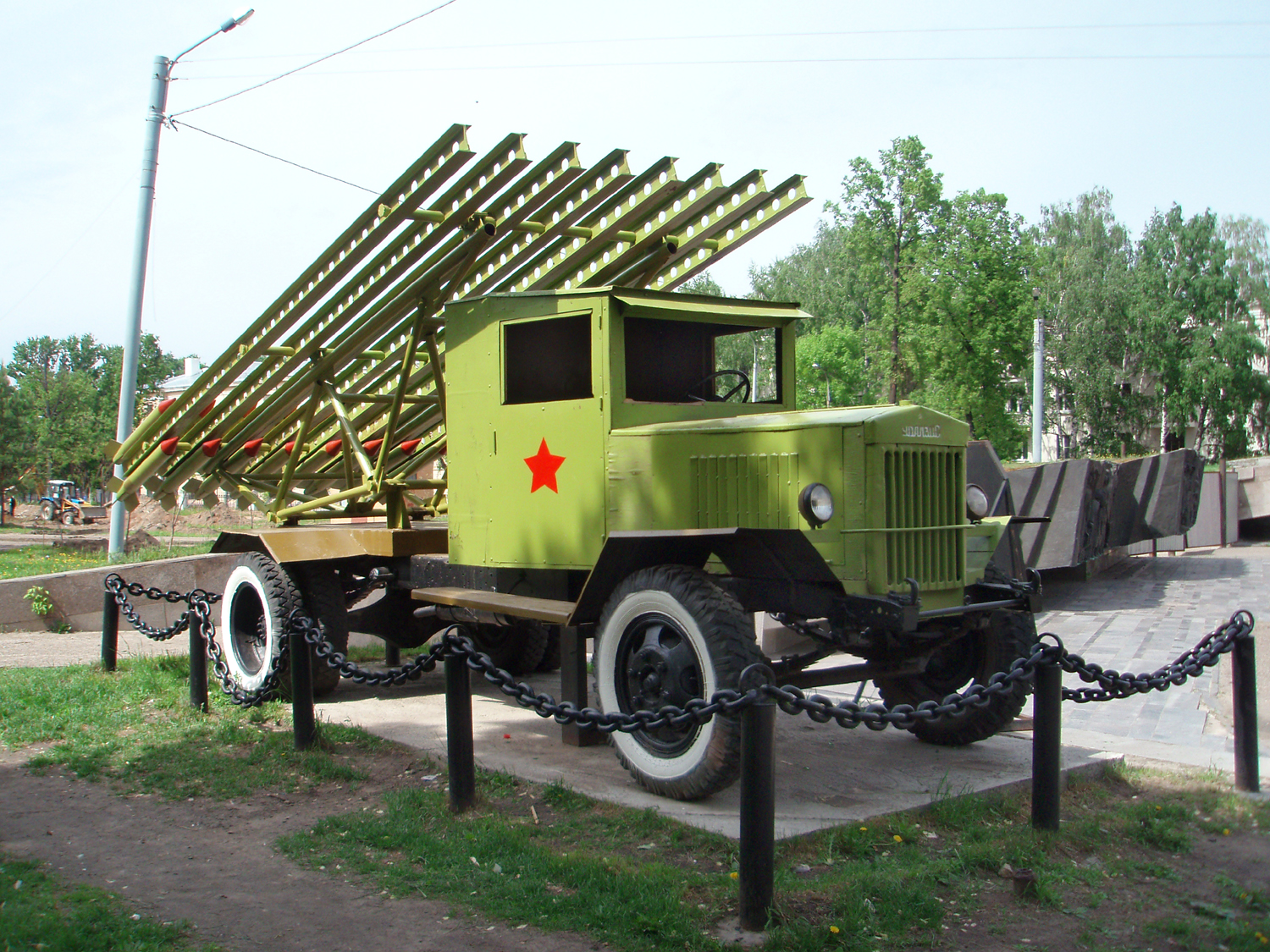 Катюша какой вид оружия. Катюша БМ-13 оружие. Катюша БМ-13 оружие Победы. Реактивная артиллерия Катюша. Боевая машина реактивной артиллерии Катюша.