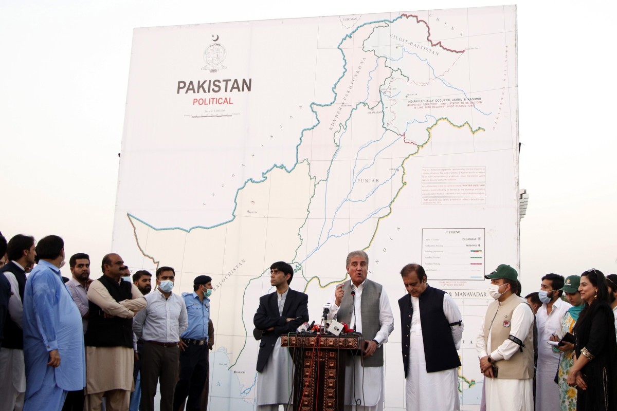 Pakistan’s Foreign Minister Shah Mehmood Qureshi (centre) unveils the updated official map of the country in August which, for the first time, included large parts of the India-administered Jammu and Kashmir region. Photo: EPA