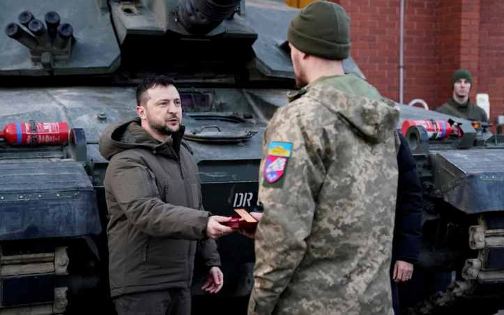 Ukrainian President Volodymyr Zelensky meets Ukrainian troops being trained to command Challenger 2 tanks
