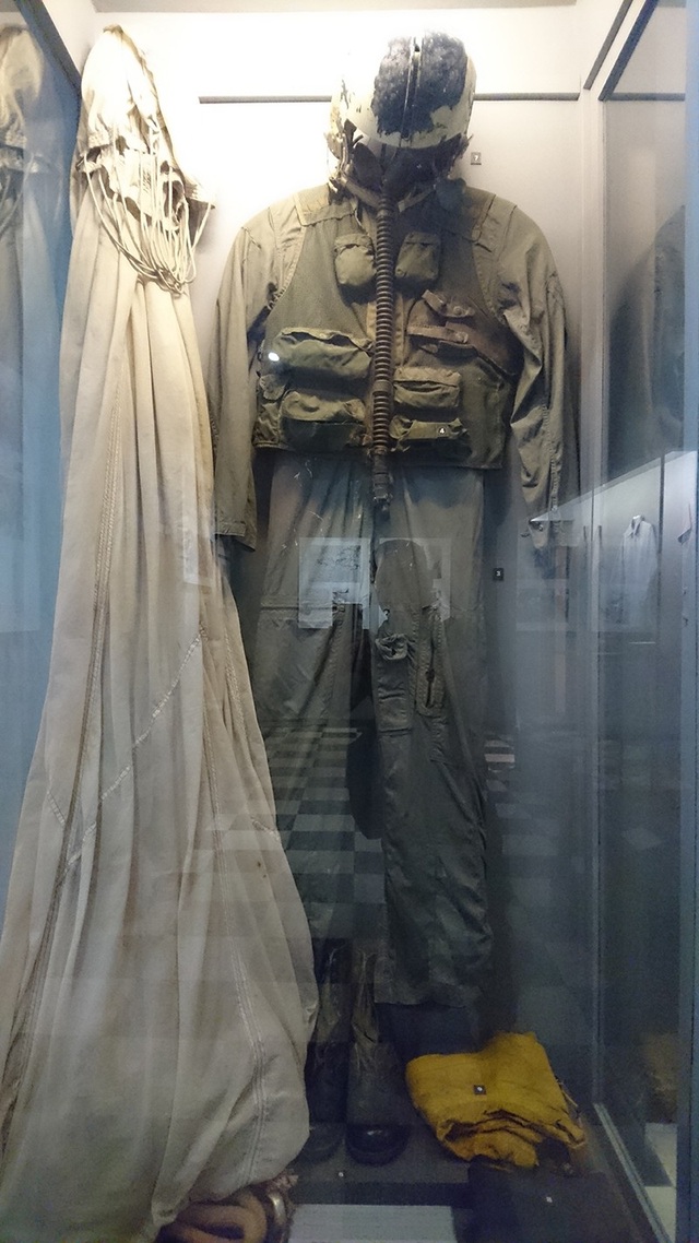  Trong ảnh là bộ quần áo của những phi công Mỹ sử dụng đã được tịch thu bởi quân dân Hà Nội. Đây bộ đồ mà những người lính phi công như ông John McCain sử dụng trong suốt quá trình trước khi rơi xuống hồ Trúc Bạch năm 1967. 