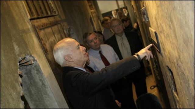 Ông John McCain thăm lại di tích Hỏa Lò hôm 8.4