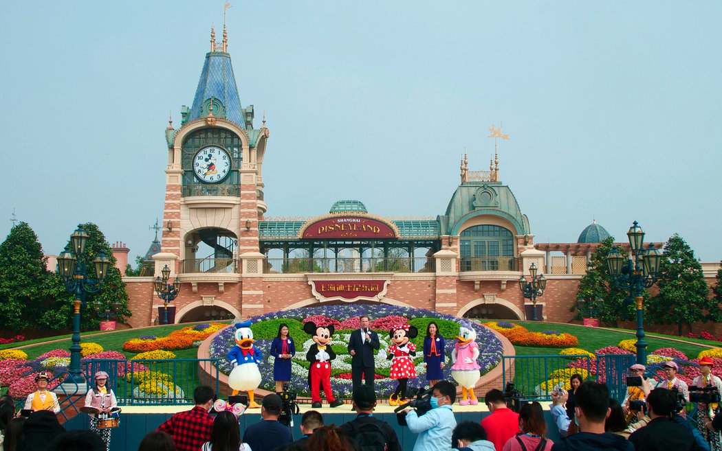 周一，穿着角色服装的演员们在上海迪士尼乐园重新开园庆典上。这是迪士尼度假区中第一个恢复运营的乐园。 